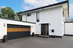 Jak bramy garażowe wpływają na estetykę domu? Siła tkwi w detalach